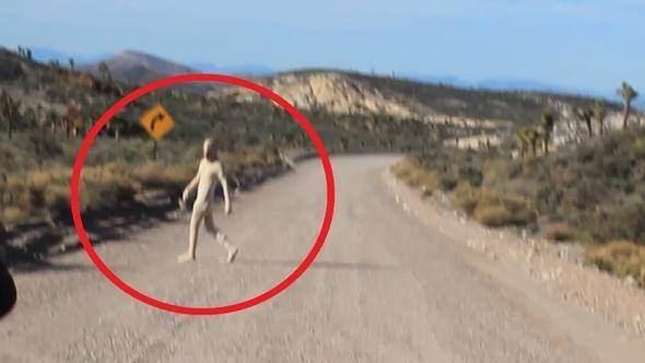<p>Yerli yabancı turistler bölgeye akın ediyor. Ama üssün 50 kilometre uzağında durmak zorundalar. İlerisi “yasak bölge”.</p>
<p> </p>