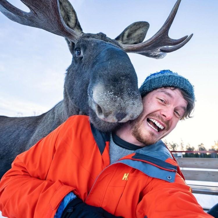 <p>Hayvanlarla selfie çekmeden önce 5 dakika ile 3 saat arasında zaman geçirerek, onları selfie çekmeye ikna ediyor.</p>
