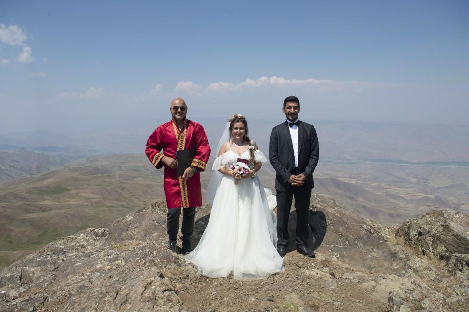 <p><strong>Tekelti Dağı'na tırmanmayı genç çift için göze aldığını aktaran Türkan, şunları söyledi: </strong></p>
<p>"Başardık, Tekelti'nin zirvesine çıktık, genç çiftimizin nikahını kıydık, evlilik cüzdanlarını teslim ettik. </p>