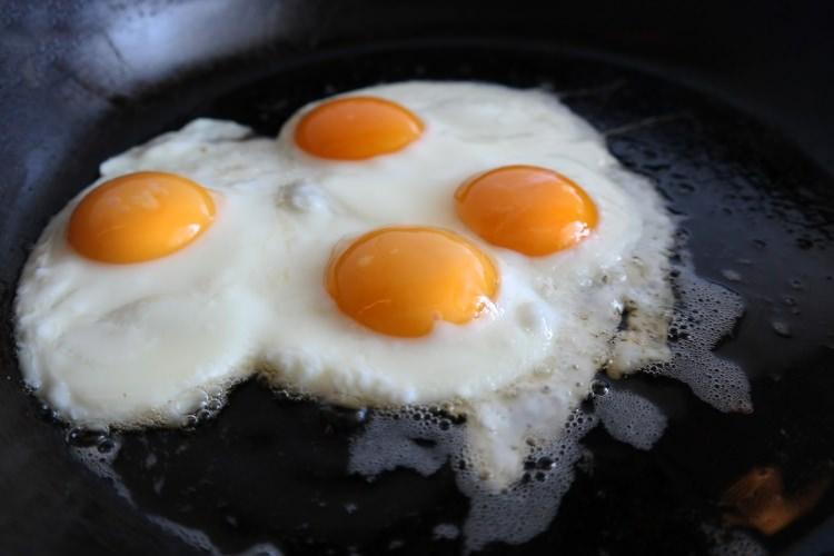 <p><span style="color:#B22222"><strong>YUMURTA</strong></span></p>

<p>Düzgün bir vücut yapısına sahip olmak isteyen kişilerin kahvaltılarında yumurta olmazsa olmaz besinlerden biridir. Güçlü bir protein kaynağı olan yumurtayı uzmanlar genellikle az pişmiş öneriyor.</p>
