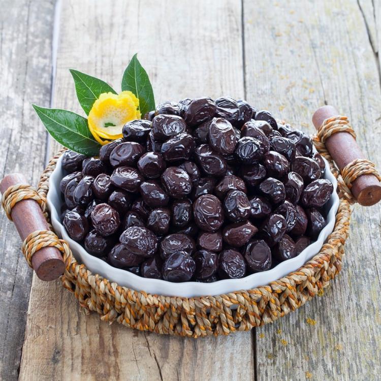 <p><span style="color:#B22222"><strong>ZEYTİN</strong></span></p>
<p>Kur'an-ı Kerim'de de geçen zeytin doğada bulunan en sağlıklı besinlerden biridir. Bu yüzden kahvaltda en az 10 tane tüketilmesi tavsiye edilir.</p>