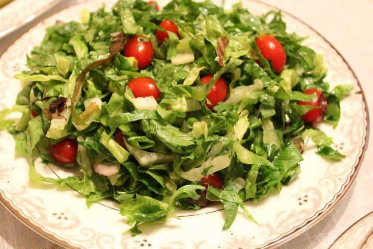 <p><span style="color:#B22222"><strong>YEŞİL SALATA</strong></span></p>
<p>Hazmı kolaylaştıran yeşil salata vüdudun ek aldığı takviyelerin başında gelir. Özellikle folat ve demir gibi maddeler bu besinlerden kolayca alınır.</p>
<p> </p>