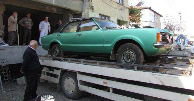 <p>Uysal 1988 yılında Türkiye’ye kesin dönüş yapsa da otomobili yerinden çıkarmadı. 37 yıl fikrini değiştirmesine sebep olan şey ise, binada tadilat yapmak istemesi.</p>
<p> </p>