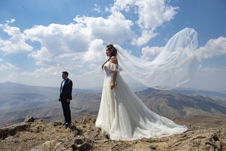 <p>Düşündük ve Tekelti Dağı'na zirve tırmanışı yapıp burada nikah yaparak evliliğimizi mutlu sona eriştirmeyi planladık, çok mutluyuz." şeklinde konuştu. </p>