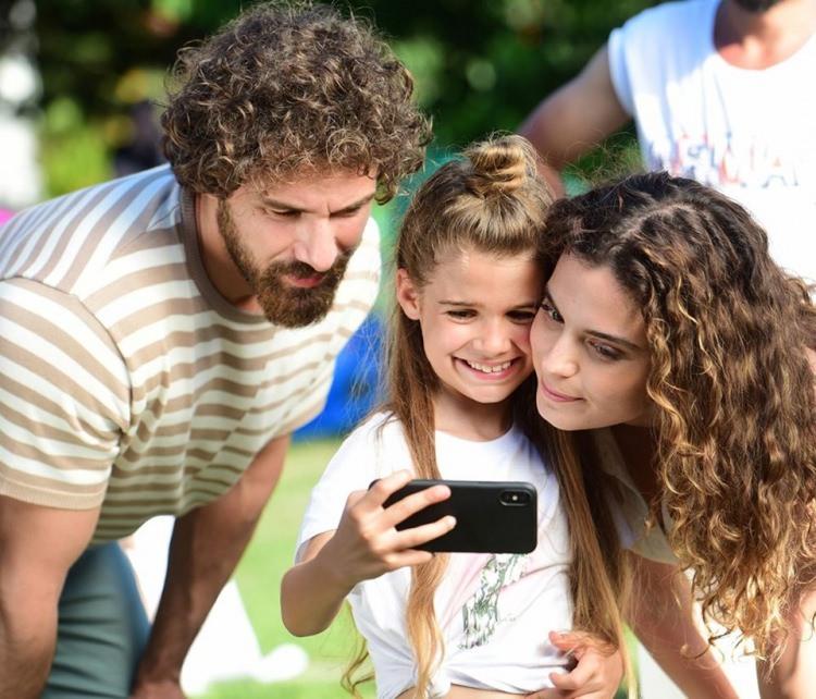 <p>Ekranlarda birçok projede yer alan oyuncu ilk kez Hayat Devam ediyor dizisinde yer aldı. Hazal Kaya, Tuğçe Kaza, Ekin Türkmen gibi oyuncuların rol aldığı dizilerde kendi sesi ile oynadı. </p>
