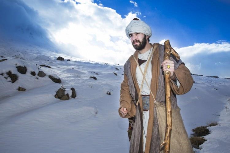 <p>2015 yılının 8 Ağustos'unda TRT 1'de başlayan Son Çıkış dizisinde başrolü olarak yer alan oyuncu, 2016 yılında ise yine başrolünü oynadığı Somuncu Baba Aşkın Sırrı isimli sinema filminde yer aldı. </p>