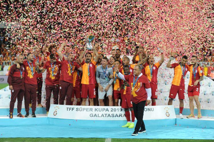 <p>Ankara Eryaman Stadyumu'nda oynanan Süper Kupa Final maçında, Akhisarspor’u 1-0 yenen Galatasaray kupasını Gençlik ve Spor Bakanı Mehmet Muharrem Kasapoğlu ile TFF Başkanı Nihat Özdemir’in elinden aldı.</p>
