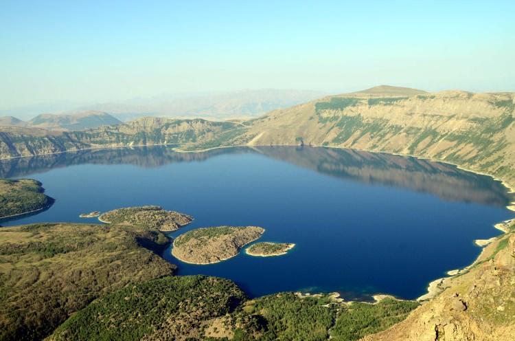 <p>Bu kapsamda, dağcılar ve doğaseverlerden oluşan 30 kişi, 2 bin 800 rakımlı Nemrut Dağı'na tırmandı.</p>
