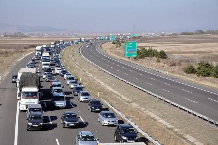 <p>RAHAT KIYAFETLER TERCİH EDİN</p>
<p> </p>
<p>-Tatil sebebiyle trafik artıyor ve birçok uzun yol tecrübesi olmayan sürücü şehirlerarası yollara çıkıyor. Bunu unutmayın ve her an karşınızdaki veya yanınızdaki sürücünün hata yapabileceğini düşünerek aracınızı kullanın.</p>
<p>-Ağır, yağlı yiyeceklerden uzak durun. Çünkü bu tür yiyecekler uykunuzun gelmesini sağlayabilir. Mola yerlerinde çorba, küçük bir porsiyon beyaz et ve salata tüketin.</p>
<p>-Kalın ve fazla giysilerin yerine hafif ve rahat kıyafetleri tercih edin.</p>