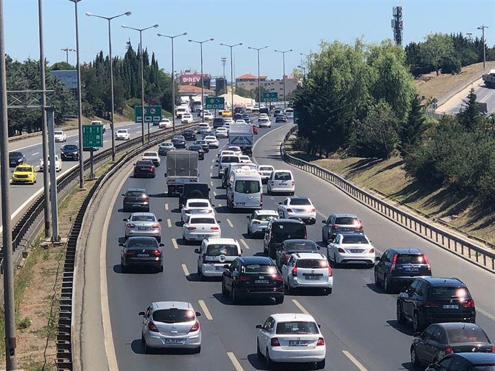 <p>Ataşehir TEM Otoyolu Ankara istikametinde uzun araç kuyrukları oluştu.</p>
