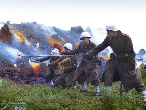 <p>Renklendirilmiş haliyle, büyük bir patlama gerçekleştiren Vesuvius Yanardağı'nın lavlarında ekmek kızartmaya çalışan ABD askerlerinin verdikleri poz, 18 Mart 1944.</p>