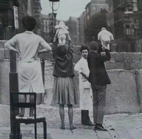 <p>Bebeklerini Doğu Berlin'deki anne babalarına gösteren aile,</p>
<p>1961.</p>