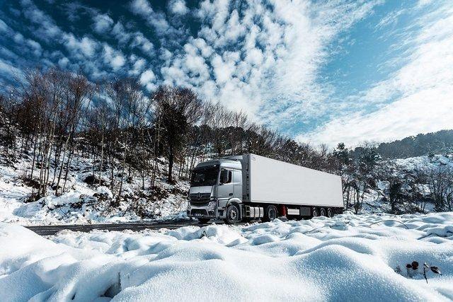 <p>Aksaray üretimi Mercedes-Benz 2018 Model yılı Euro 6 Çekici ve Euro 6 6x4/8x4 inşaat kamyonu modelleri için kurumsal müşterilere 300 bin TL kredi tutarı, 24 ay vade ve yüzde 0 faiz oranı, şahıs firmaları için ise 400 bin TL kredi tutarı, 12 ay vade ve yüzde 0 faiz oranı sunuluyor. </p>
<p> </p>