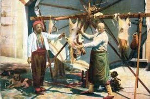 <p>Kurdelenin diğerlerinden ayırt etmek için ölülerin ruhlarına kesilecek kurbanlıklara takıldığını da biliyoruz'' diye konuştu. Eskiden hane sahibinin kurbanını kendisinin kesmesinin adetten sayıldığını aktaran Armağan, konuşmasını şöyle sürdürdü</p>