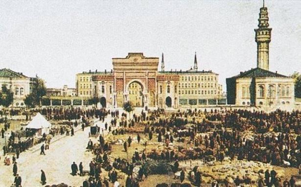 <p>Her kesimden sonra tek tek kendisi adına kurban kesilen kişinin ruhuna Fatiha gönderilirdi. Tabii bu ön kurbanların eti o hanede yenmez, hepsi fakir fukaraya dağıtılırdı.''</p>