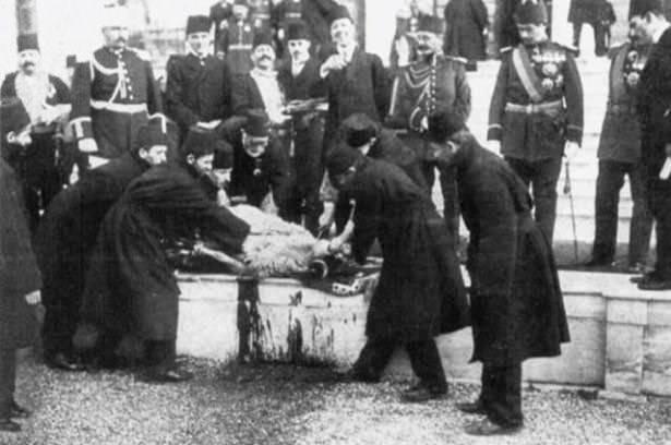 <p>Armağan, kurban etlerinin üç parçaya bölündüğünü aktararak, bir parçanın eve ayrıldığını, diğer iki parçanın da medrese talebelerine, karakoldaki askerlere, dul ve kimsesiz kadınlara, bekçilere, tulumbacılara dağıtıldığını kaydetti.</p>