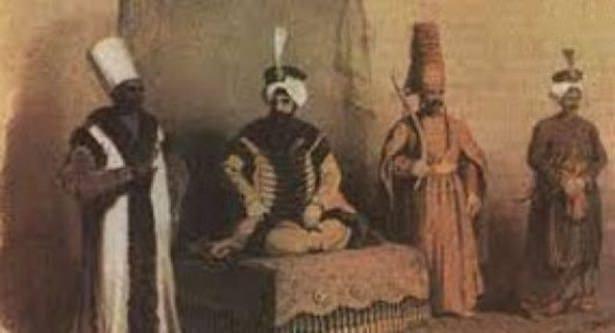<p>Namazdan sonra doğru evinin bahçesine gelir, kurbanlıklar için kazılmış çukurların başındaki buhurdanlıklardan tüten ve kan kokusunu bastırmaya yarayan güzel kokular arasında tekbir getirerek...</p>