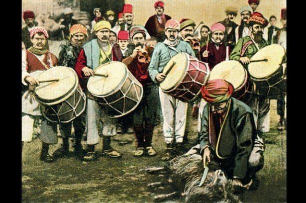 <p>Kurbanını ya bizzat keser veya başka birisine toptan değil, teker teker isimlerini sayarak vekalet verirdi. İlk kesilen kurbanın kanından evin en küçük çocuğunun alnına sürülmesi ve postunun tekkeye yollanması adettendi.</p>