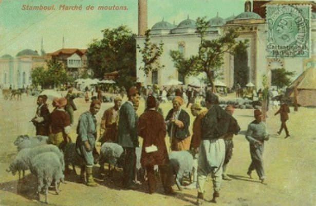 <p>Kurban kesim işlemleri bittikten sonra hane sahibi konağa döner ve iki rekat şükür namazı kıldıktan sonra asıl bayramlaşmaya geçilirdi'' şeklinde konuştu.</p>
