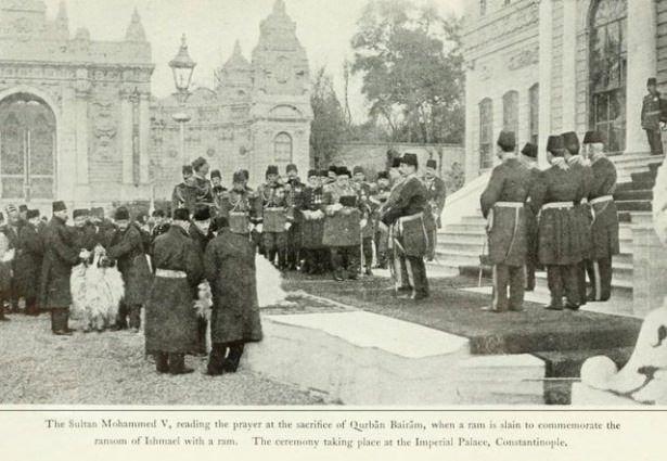 <p>Kahvenin yanına yumuşak peynir şekeri ayrı bir kapta konulur, bir süre sonra ev sahibi ağalardan birisine şeker tabağını almalarını söylerdi. Bu, misafire bayramlaşmanın bittiğinin ihtarı olarak kabul edilirdi'' diye konuştu.</p>