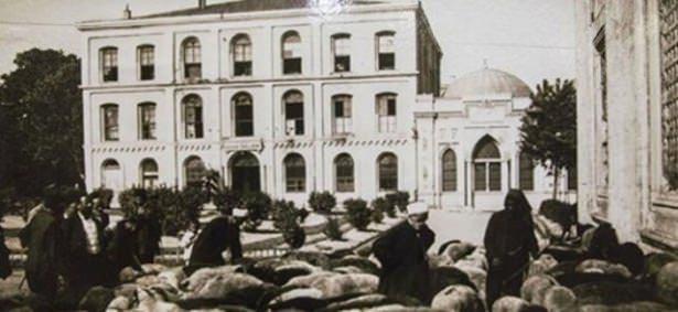 <p>Bayram sabahı padişahın Arz Odasını şereflendirmesiyle sarayda bayramın başladığını ifade eden Armağan, konuşmasını şöyle sürdürdü:</p>