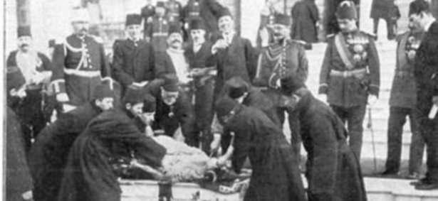 <p>''Bayram namazı Sultanahmet Camisi'nde eda edildikten sonra Hırka-i Sadet Dairesinin kapısının yanında yaklaşık 40 koç kurban edilir ve ilk koçu bizzat padişah keserdi. Ardından resmi bayramlaşmaya geçilirdi.</p>