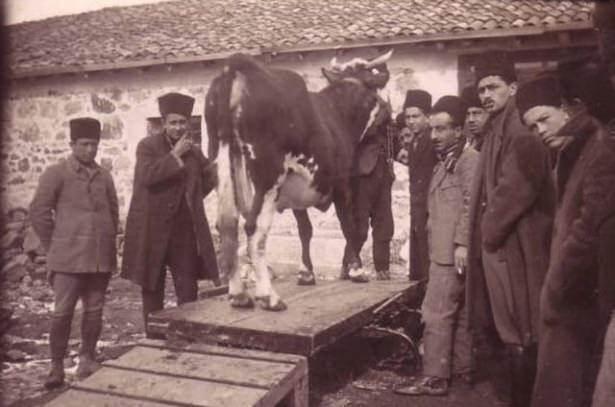 <p>Mehter nevbet vurmaya başlayınca Enderun ağalarından başlayarak herkes sıraya girip tahtında oturan padişahın bayramını kutlardı.</p>