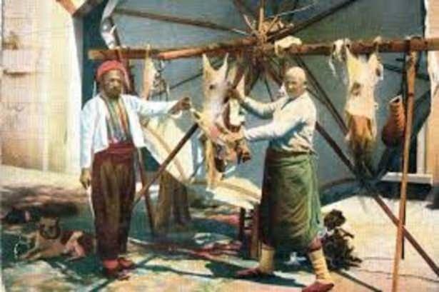 <p>O zamanlar mendil 'halktan' çocukların hediyesiymiş. Fatih Camii avlusu, Unkapanı, Kadırga'daki Cinci Meydanı, Davutpaşa, Eğrikapı ve diğer meydanlar sallanan beşiklere, kolan salıncaklara, dönme dolaplara, atlı karacalara ev sahipliği ederdi...</p>