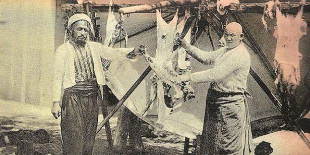 <p>Kişi eğer zenginse, yalnız kendine değil bunun yanında eşi, çocukları ile gelin ve damat gibi yakın akrabasına, merhum olan baba ve vâlidesine veya yine vefât etmiş hanım ve...</p>