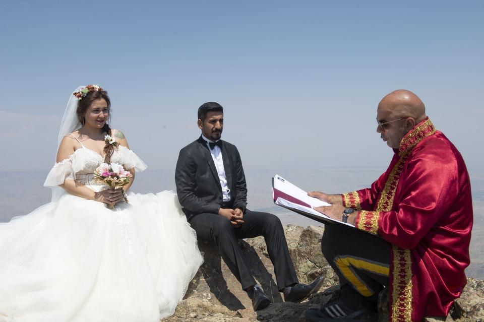 <p>Görev süresince kıydığı en ilginç nikah olduğunu belirten Türkan, "Genç bir dağcı çiftimiz bizden istekte bulundular, dağcılıkla uğraşan bu çiftimiz nikahlarını Tekelti Dağı'nın zirvesinde kıymamızı istediler. Biraz zor oldu tırmanış ama biz de seve seve geldik." dedi. </p>
<p> </p>