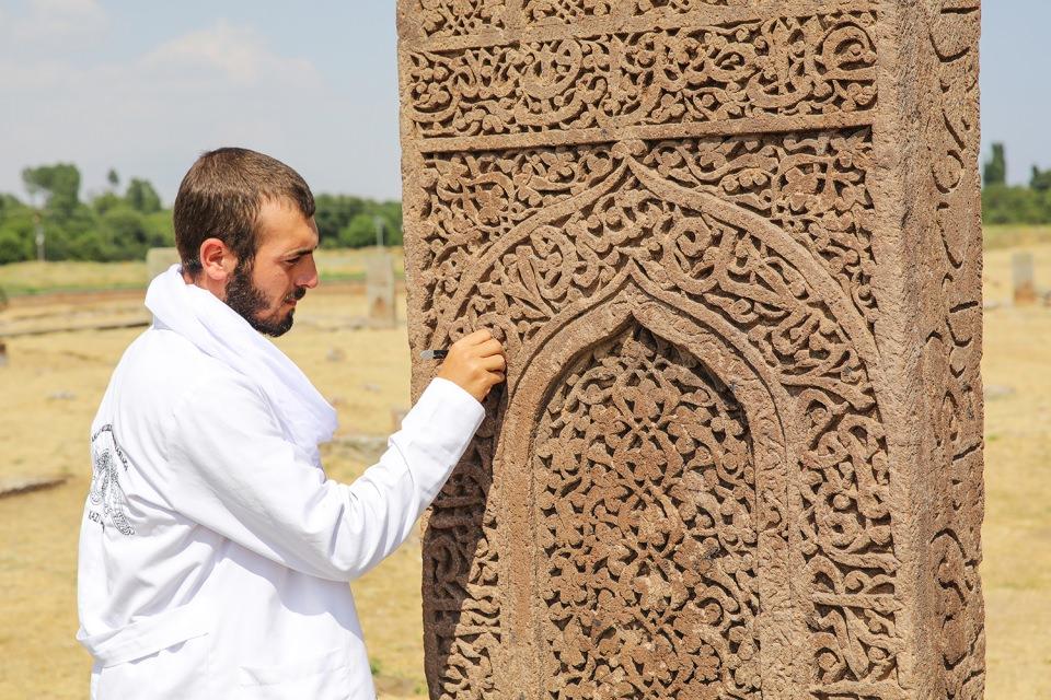 <p>Birleşmiş Milletler Eğitim, Bilim ve Kültür Örgütü (UNESCO) Dünya Mirası Geçici Listesi'nde yer alan, dünyanın en büyük Türk İslam mezarlığı olan Selçuklu Meydan Mezarlığı'nda, 2011'de başlatılan liken temizliği, kazı, restorasyon ve çevre düzenlemesi çalışmaları titizlikle yürütülüyor.</p>

<p> </p>
