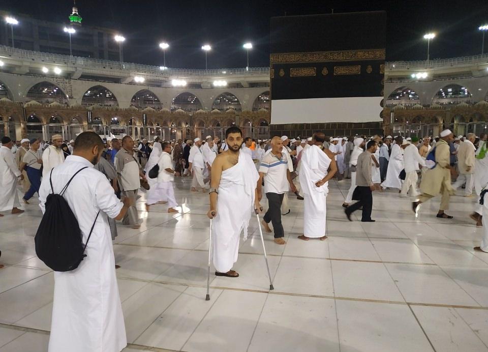 <p><strong> "Yanımda şehit düşen arkadaşlarım yerine 6 umre yaptım"</strong></p>

<p>Mescid-i Haram'a vardıktan sonra aklına ilk gelen kişilerin "şehit düşen arkadaşları" olduğunu söyleyen Naci, "Buraya gelir gelmez Büyük Dönüş Yürüyüşü gösterileri sırasında yanımda şehit düşen kardeşlerim yerine vefa borcu olarak birer umre ve ayrıca Filistin için toprağa düşen diğer şehitler adına bir umre yapmayı kendime görev bildim. Allah'a şükürler olsun böylece arkadaşlarım yerine şimdiye kadar 6 umre yaptım." dedi. </p>
