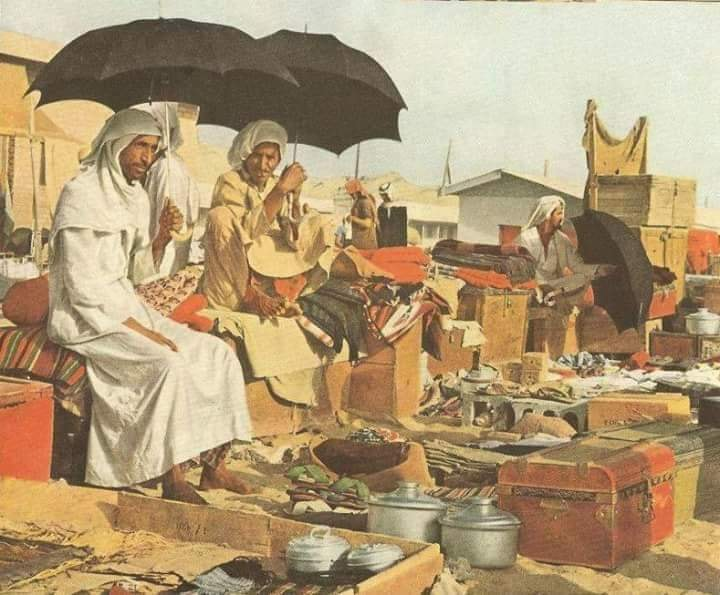 <p>Mescid'i Haram'ın çevresindeki Pazar yerindeki satıcılar.</p>

<p> </p>
