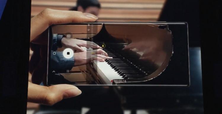 <p>Ön Kamera: 10 Megapiksel, f/2.2 diyafram</p>
