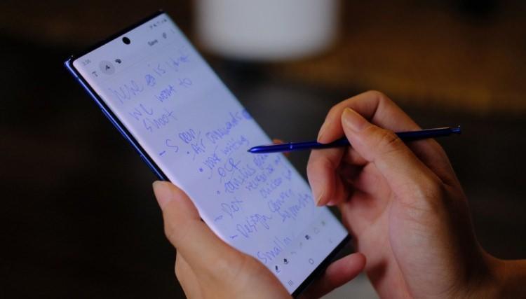 <p>İşlemci: Exynos 9825 – 7 nm  (2x 2.73 GHz Mongoose M4 – 2x 2.4 GHz Cortex-A75 – 4x 1.9 GHz Cortex-A55)</p>
