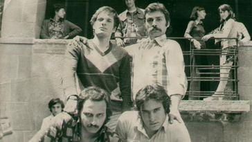 <p>Nihat İleri - Haluk Bilginer - Mehmet Ali Erbil... Şimdi de tüm sınıfa geniş açıdan bakalım!</p>
