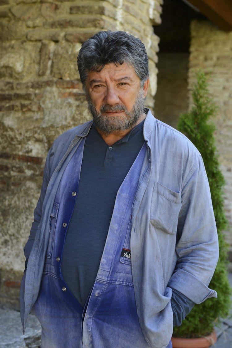 <p>Tarık Ünlüoğlu</p>