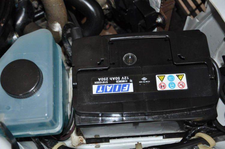 <p>Otomobil'in yıllardan beri Hangar’da yattığını söyleyen Güzel, “Aracın her tarafı orijinal, defransiyel yağı, ön tampon, arka tampon, stop camları aracın iğnesi değişmemiş. stepnesi ve dört lastiği fabrika çıkışıdır. Aracın içinden teyp yok. Bu araçlar fabrikasyon olduğu için teyp ve paspas olmaz. Benim aldığım kişi arka koltuğa kimse oturmadı.</p>
<p> </p>