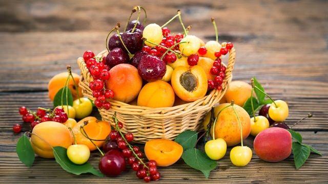 <p>Her mevsimin kendine has meyve ve sebzesi vardır. Yazın son ayına girdiğimiz bu günlerde uzmanlar bitmeden mutlaka bazı meyvelerin tüketilmesini öneriyor. Peki yaz bitmeden tüketilmesi gereken meyveler nelerdir? Vücudun mevsimine göre alması gereken vitamin ve mineral bakımından zengin olan bu meyveleri sizler için araştırdık.</p>
