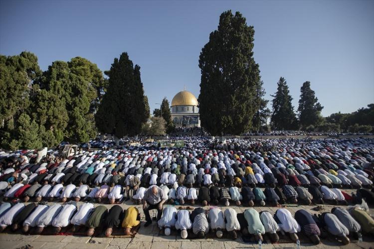 <p>İsrail işgali altındaki Doğu Kudüs'ün Eski Şehir bölgesinde bulunan Mescid-i Aksa'da on binlerce Müslüman bayram namazı kıldı.</p>

<p>​</p>
