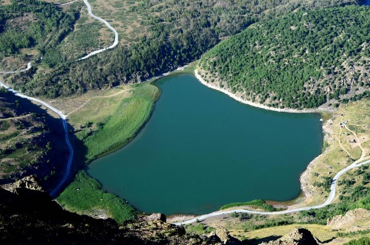 <p>Güvenlik güçlerinin başarılı operasyonlarıyla sağlanan huzur ortamını fırsat bilen doğaseverler, düzenledikleri doğa yürüyüşü ve dağ tırmanışı gibi etkinliklerle bölgenin güzelliklerini tanıtıyor.</p>
