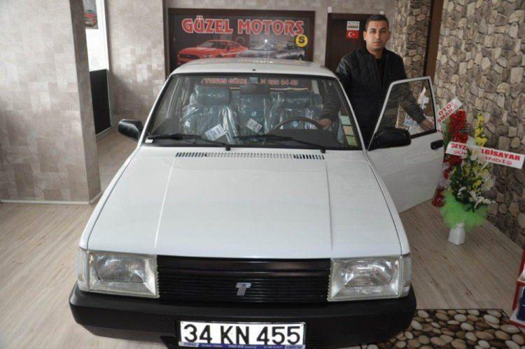 <p>Şuan bu araç Türkiye’de tek şaka değil. Ben bu arabayı bayandan aldım. Hangarda yatıyormuş. Babası bu bayana hediye olarak almış. Kadın ben bu arabaya binmem demiş. Bizde o kadınla irtibata geçerek aracı kendisinden satın aldık’’ şeklinde konuştu.</p>
<p> </p>