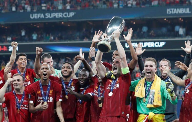 <p>75. dakikada Liverpool gole yaklaştı. Henderson'ın kullandığı köşe vuruşunda penaltı noktası üzerinde bulunan Wijnaldum, topu Salah'ın önüne doğru yuvarladı.</p>