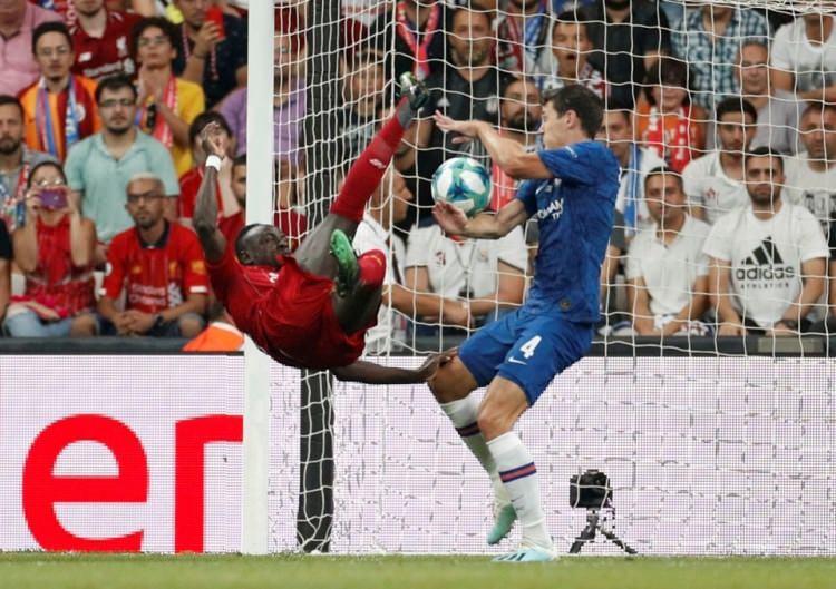 <p>113. dakikada Chelsea gole yaklaştı. Abraham'ın pasında topla buluşan Mount'un ceza yayı üzerinden yaptığı vuruşta kaleci Adrian, meşin yuvarlağı çeldi.</p>

