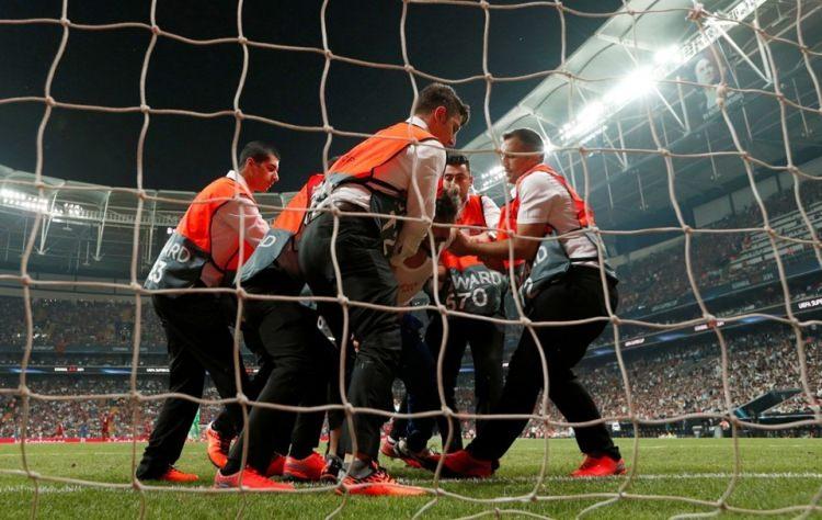 <p>Güvenlik elemanları, Liverpool kalesine yönelen taraftarı yakalayarak saha dışına çıkardı.</p>
