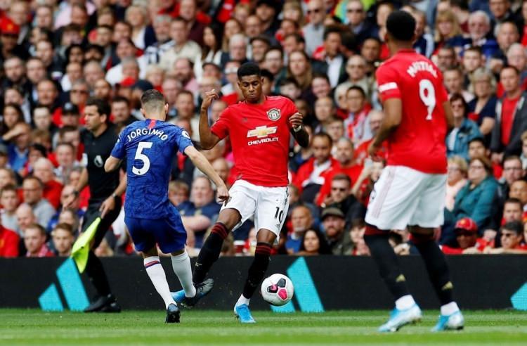 <p>FORMASI DİKKAT ÇEKTİ</p>

<p>Chelsea'nin ön liberosu Jorginho'nun formasında isminin "Jorghino" yazılması dikkati çekti.</p>
