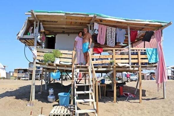 <p>“Kurbanımızı kestik, buraya geldik”<br />
<br />
10 yıldır bölgeye yaz aylarında geldiğini belirten Bayram Doğruparmak da, “Burada biz fazla para harcamadan tatil yapıyoruz. Kurbanımızı kestik, buraya geldik” diye konuşurken, bir diğer tatilci Mesrule Yamaklar ise, “Allah bizi buradan eksik etmesin. Deniz çok yakın, balığımızı da tutuyoruz. Suyumuz elektriğimiz yok ama idare ediyoruz. Doğal yaşıyoruz. Bizim buralarda yerlerimiz, yurtlarımız var, buraya inşaat yapamıyoruz. Çardaklar da oturmak zorundayız. Buraları çirkin görmesinler. Biz şanslıyız” ifadelerini kullandı.</p>