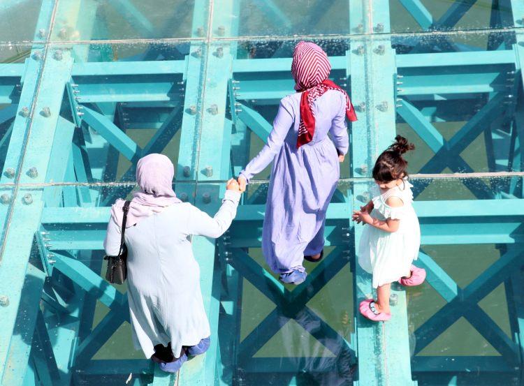 <p><strong> "Cam terasın ilçemizin turizm potansiyelini artıracağını düşünüyorum"</strong></p>
<p>Cam terasın ilçenin turistik değerlerine artı değer kattığını anlatan Aktoprak, teras yanına yapılacak yeni projelerle söz konusu alanın daha ilgi çekeceğini aktardı.</p>