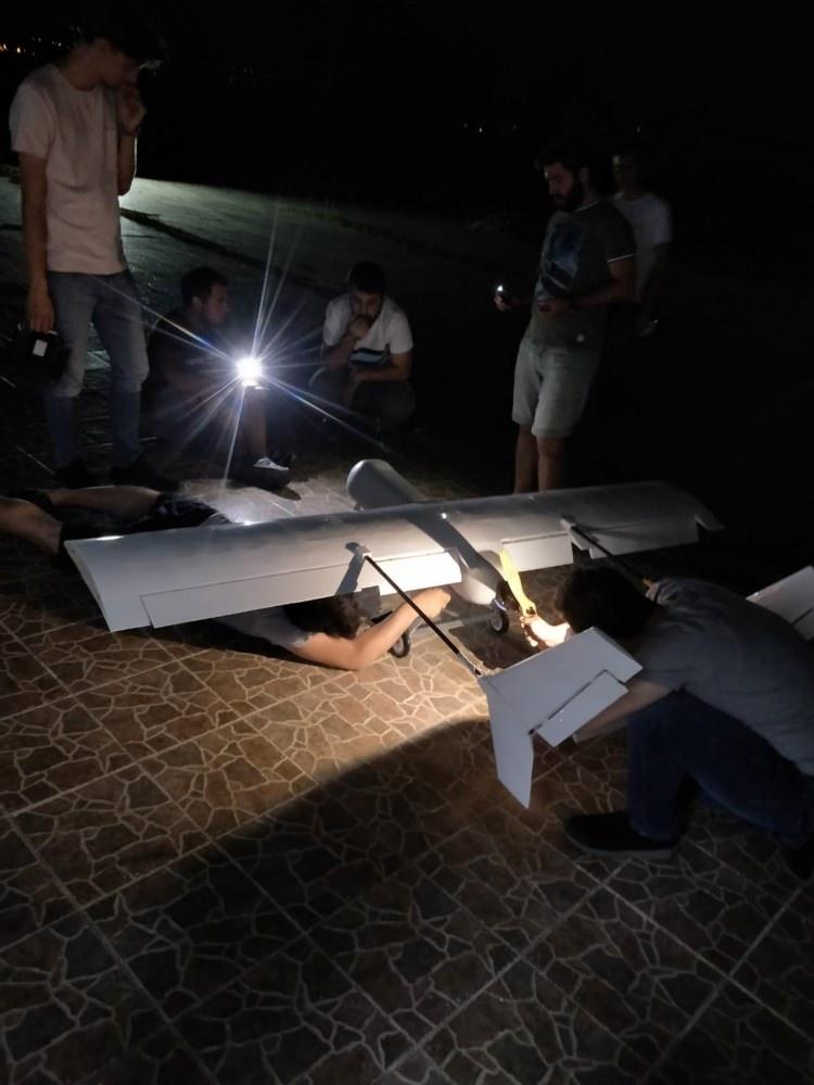 <p>Cevheri'nin kabiliyetleri arasında otonom uçuş ve kilitlenme yeteneği bulunuyor. Araç, yüksek hıza sahip ekran kartıyla alınan görüntü üzerinden rakip uçağı algılayarak kilitlenebiliyor. </p>
<p> </p>