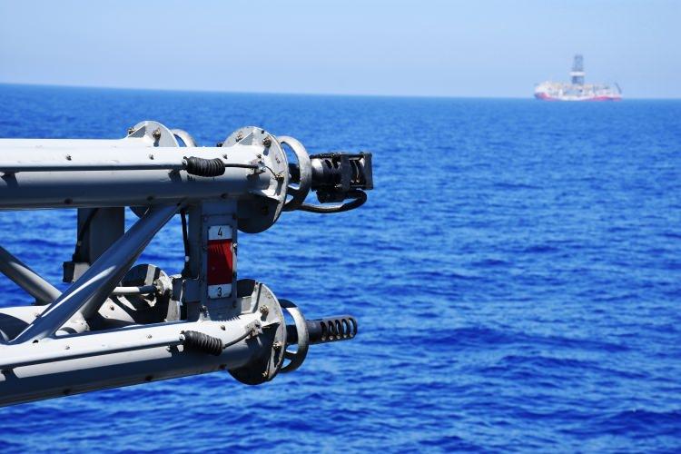 <p>-"Şehitlerimizi ve gazilerimizi minnetle anıyoruz"</p>
<p> Fırkateynin helikopter platformunda bahriye örf ve adetlerine uygun olarak uçuş bölümü personeli, SAT timi ve AHT personeli, gemi komutanının tabura hitaben yaptığı bayram tebrigatını dinledi.</p>